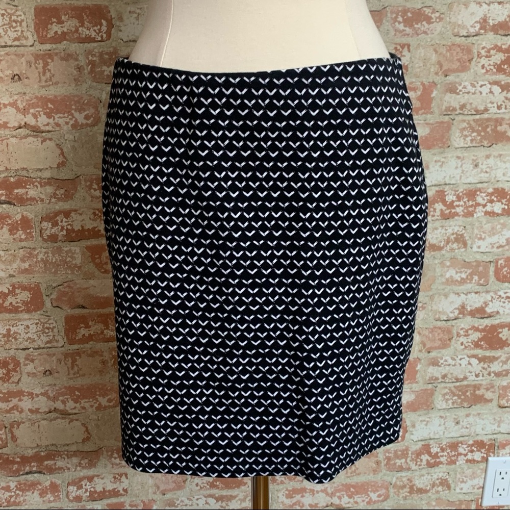LOFT Knit Skirt Size Large Elastic Waist Black White